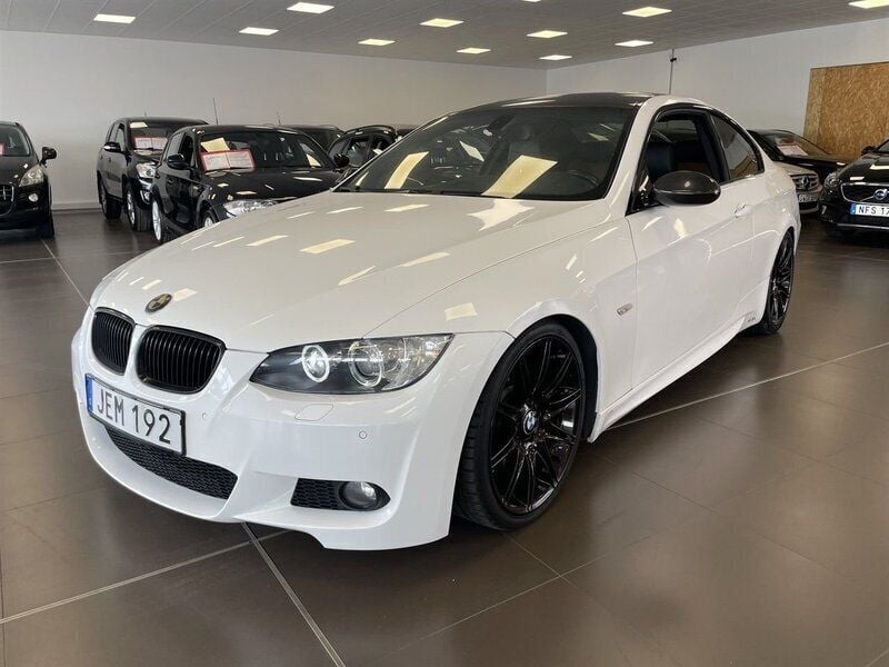Vit Begagnad 2008 BMW 335 Comfort Edition Sportkupé | 259 900 kr - Bild 1/4