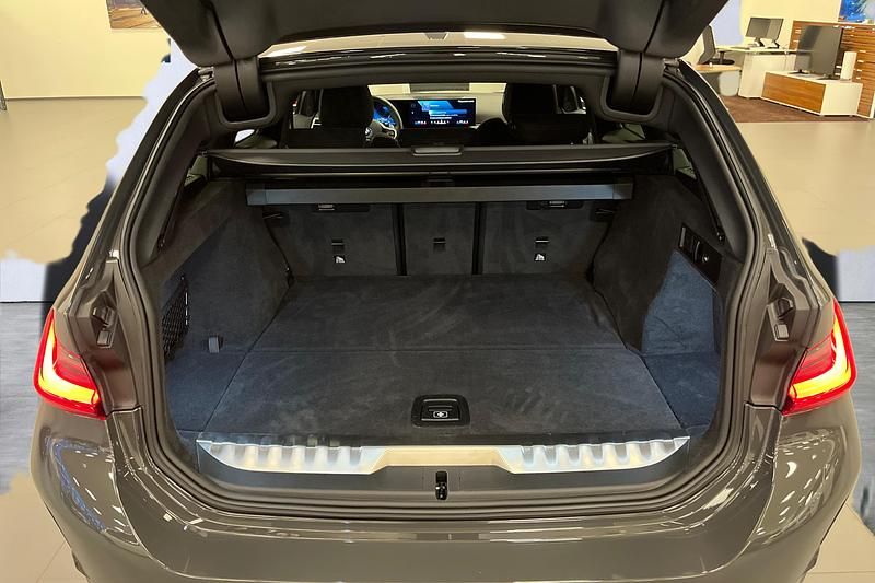 Begagnad BMW 330e M Sport 184 HK (135 kW) 2025 Grå Kombi