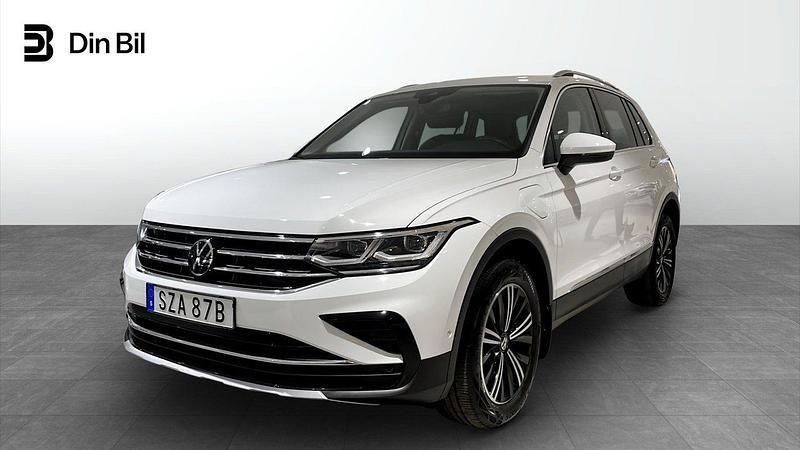 Vit Begagnad 2022 VW Tiguan SUV | 379 900 kr (Lite dyr) - Bild 1/4
