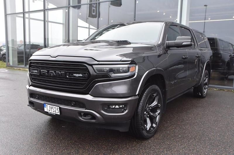 Grå Begagnad 2023 Dodge Ram Limited Pickup | 989 000 kr - Bild 1/4