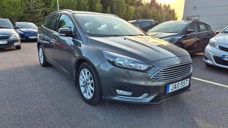 Grå Begagnad 2016 Ford Focus Titanium Kombi | 89 900 kr (Marknadspris) - Bild 1/4