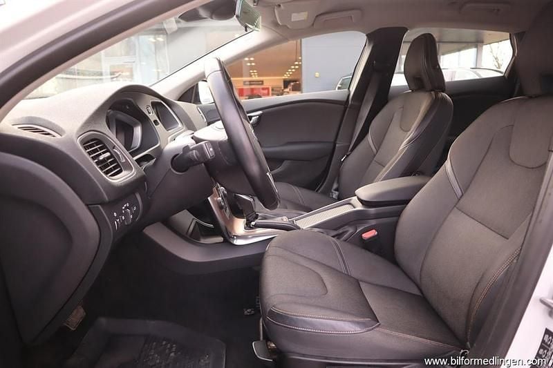 Begagnad Volvo V40 CC Momentum 150 HK (110 kW) 2014 Vit Kombi