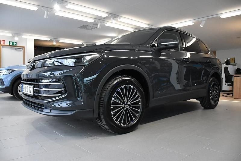 Grå Begagnad 2024 VW Tiguan Elegance SUV | 463 900 kr (Bra pris) - Bild 1/4