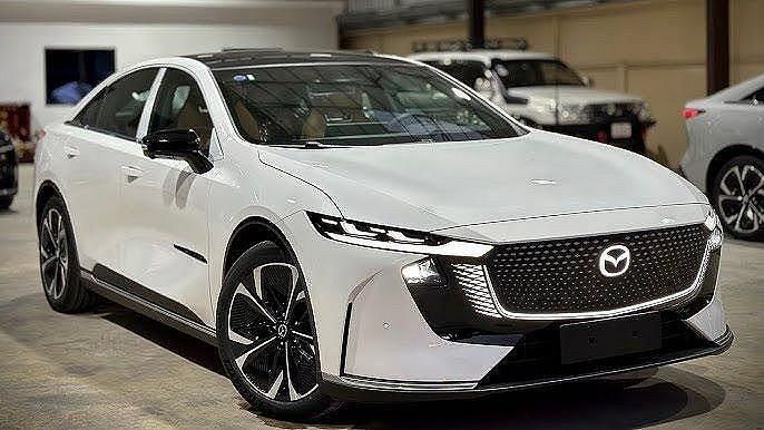 Crystal white pearl mica (34k) Ny 2025 Mazda 6e Takumi-Line Sedan | 499 500 kr - Bild 1/1