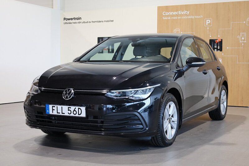 Svart Begagnad 2020 VW Golf VIII Halvkombi | 199 800 kr (Marknadspris) - Bild 1/3
