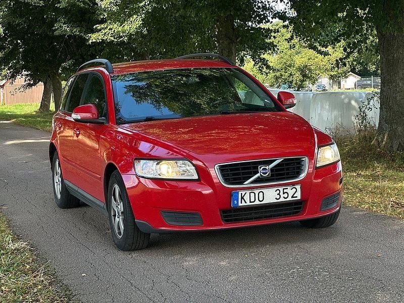 Röd Begagnad 2009 Volvo V50 Kinetic Kombi | 39 900 kr (Marknadspris) - Bild 1/4