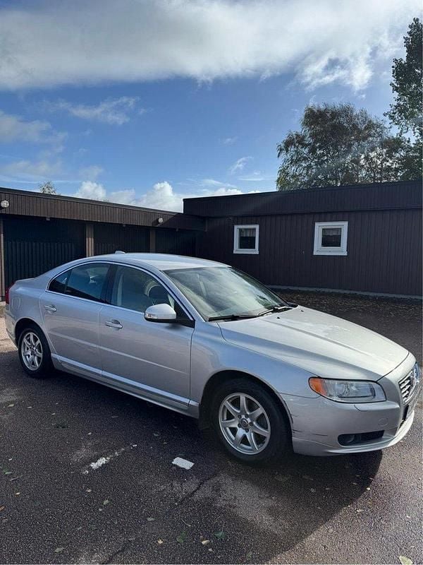 Grå Begagnad 2008 Volvo S80 Momentum Sedan | 47 000 kr (Lite dyr) - Bild 1/4