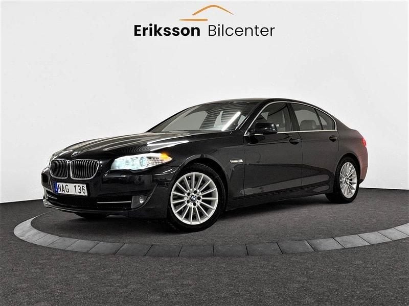 Grå Begagnad 2012 BMW 525 Sedan | 129 900 kr (Marknadspris) - Bild 1/4