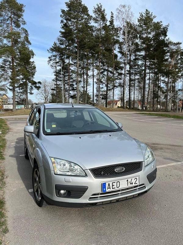 Grå Begagnad 2007 Ford Focus Kombi | 25 000 kr (Marknadspris) - Bild 1/4