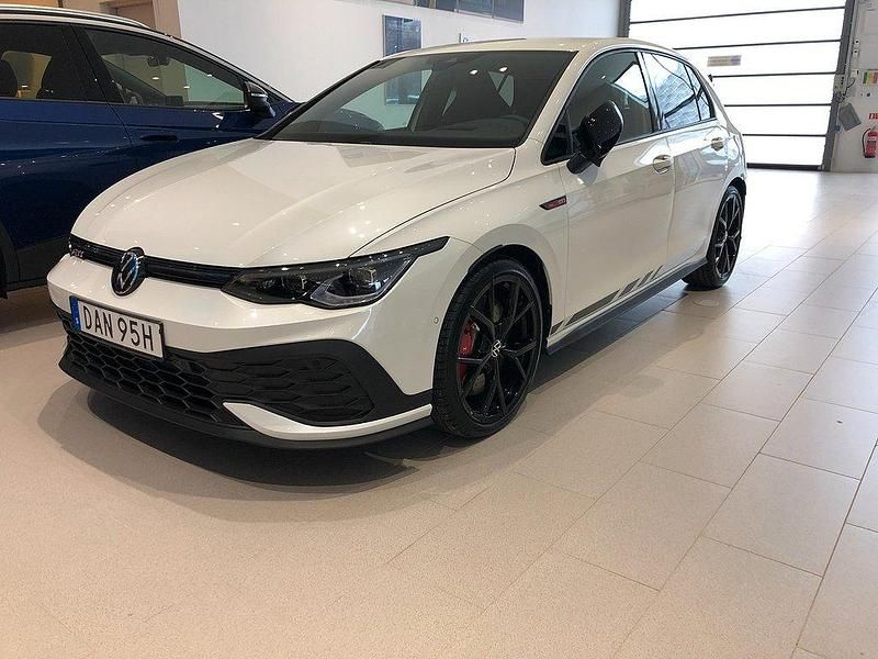 Vit (oryx white pearl) Begagnad 2021 VW Golf VIII GTI Clubsport Halvkombi | 449 990 kr (Dyr) - Bild 1/4