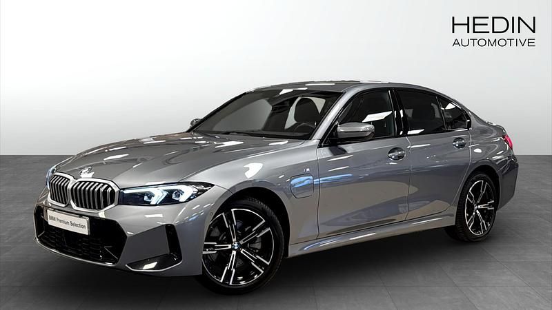 Grå Begagnad 2025 BMW 330e Comfort Edition Sedan | 498 700 kr - Bild 1/4