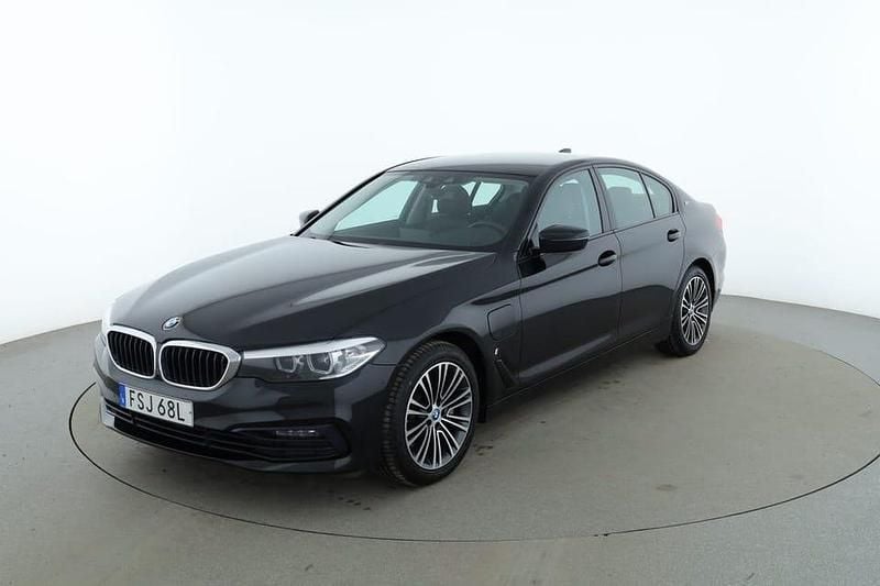 Svart Begagnad 2019 BMW 530 iPerformance Sedan | 212 000 kr (Superpris) - Bild 1/4