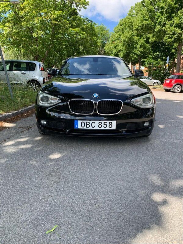 Svart Begagnad 2014 BMW 118 Halvkombi | 74 900 kr (Superpris) - Bild 1/4