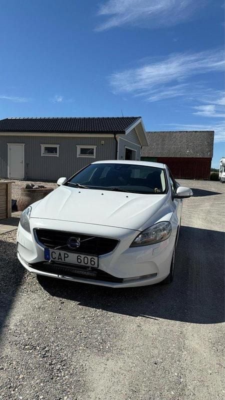 Vit Begagnad 2014 Volvo V40 Kinetic Kombi | 65 000 kr (Marknadspris) - Bild 1/4