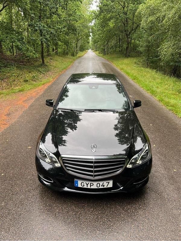 Svart Begagnad 2016 Mercedes E300 Sedan | 186 000 kr - Bild 1/4