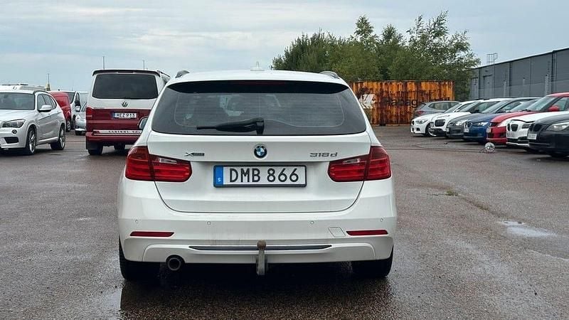 Begagnad BMW 318 Sport Line 143 HK (105 kW) 2014 Vit Kombi