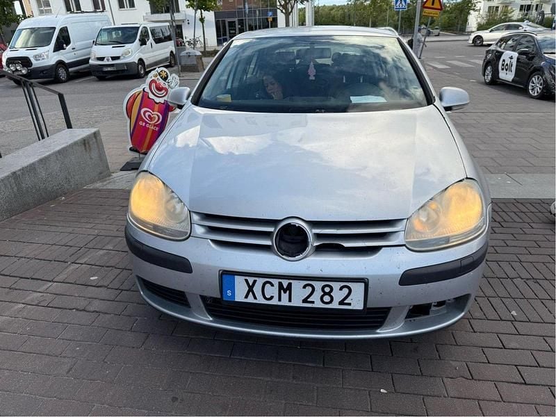 Silver Begagnad 2006 VW Golf V Trendline Halvkombi | 8 000 kr (Superpris) - Bild 1/4