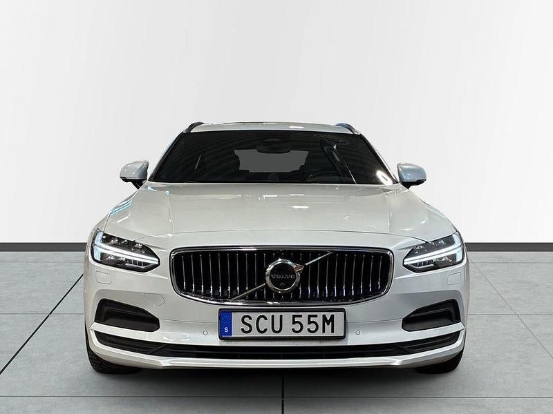 Begagnad Volvo V90 Momentum 197 HK (144 kW) 2021 Vit Kombi