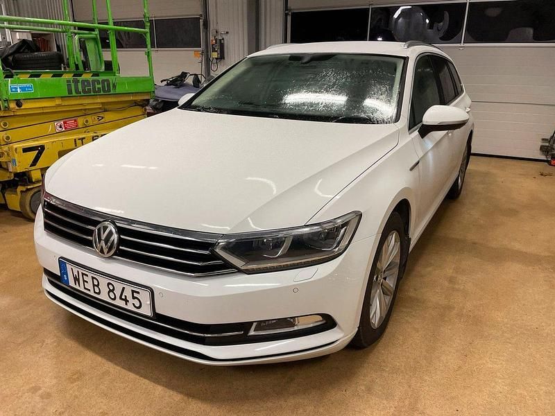 Vit Begagnad 2017 VW Passat Sport Kombi | 159 000 kr (Marknadspris) - Bild 1/2