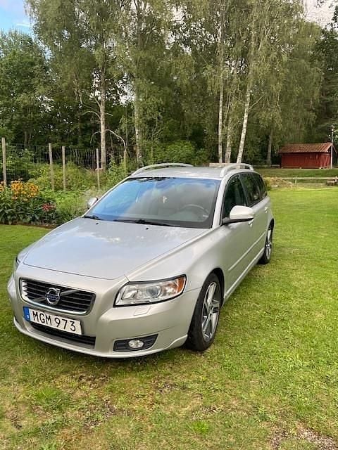 Grå Begagnad 2012 Volvo V50 Momentum Kombi | 62 000 kr (Marknadspris) - Bild 1/4