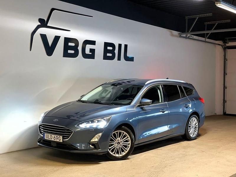 Blå Begagnad 2019 Ford Focus Titanium Kombi | 164 900 kr (Marknadspris) - Bild 1/4