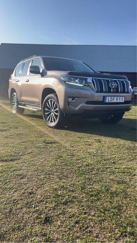 Brun Begagnad 2018 Toyota Land Cruiser SUV | 600 000 kr (Marknadspris) - Bild 1/4
