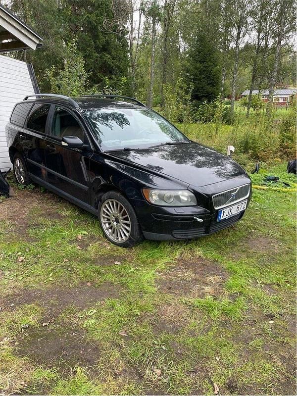 Svart Begagnad 2006 Volvo V50 Kombi | 10 000 kr (Superpris) - Bild 1/4