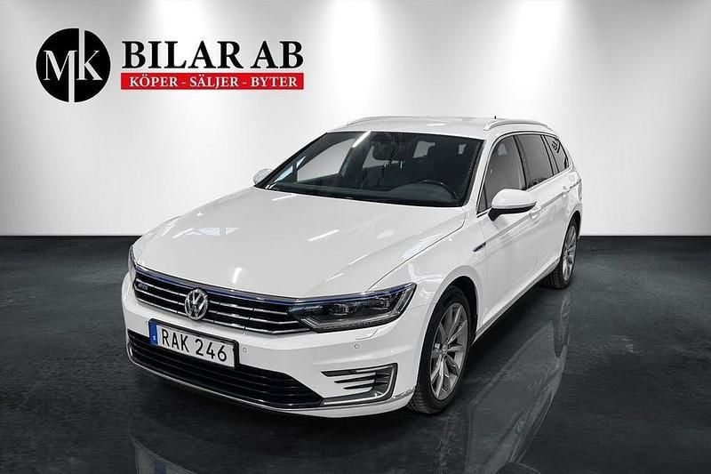 Vit Begagnad 2016 VW Passat GTE Kombi | 159 900 kr (Marknadspris) - Bild 1/4