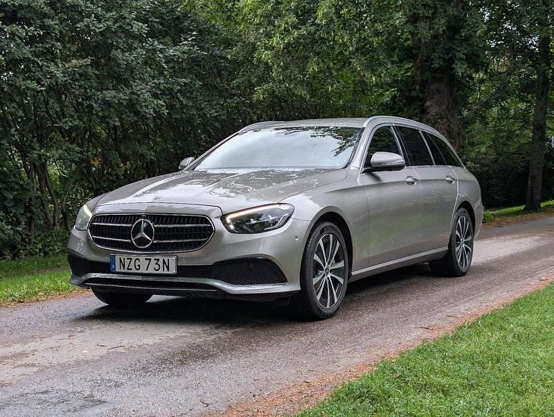 Silver Begagnad 2022 Mercedes E300 Kombi | 239 000 kr - Bild 1/4
