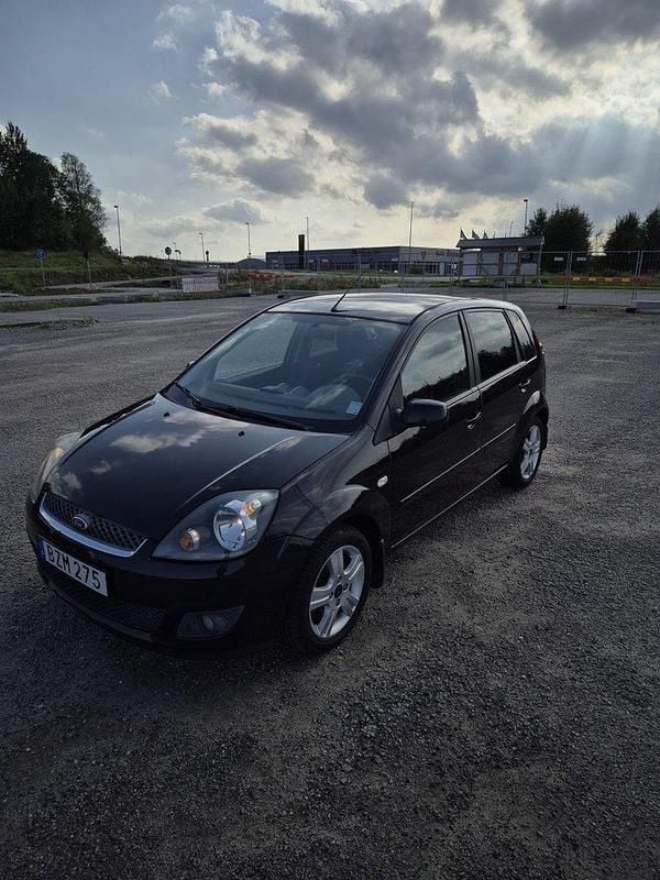 Svart Begagnad 2008 Ford Fiesta Halvkombi | 40 000 kr (Lite dyr) - Bild 1/4