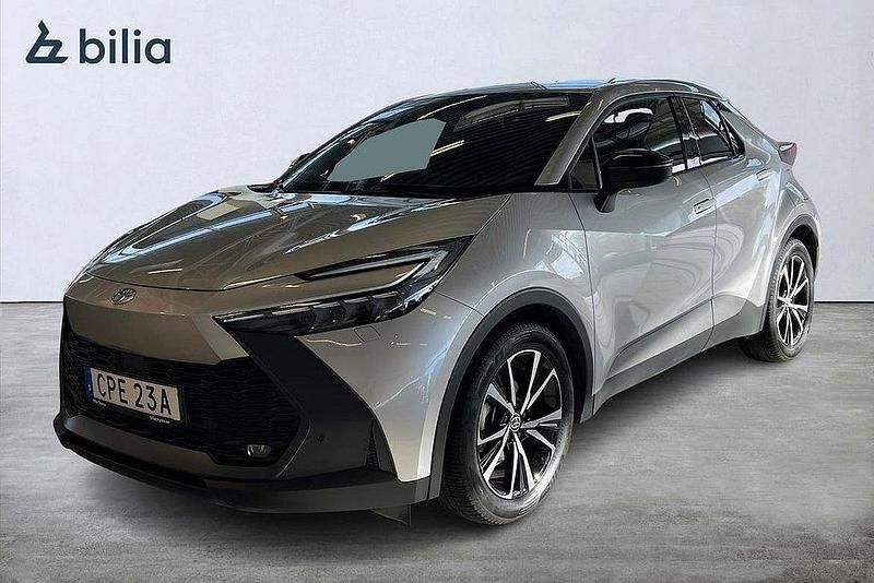 Silver Begagnad 2023 Toyota C-HR Style SUV | 349 900 kr (Marknadspris) - Bild 1/3