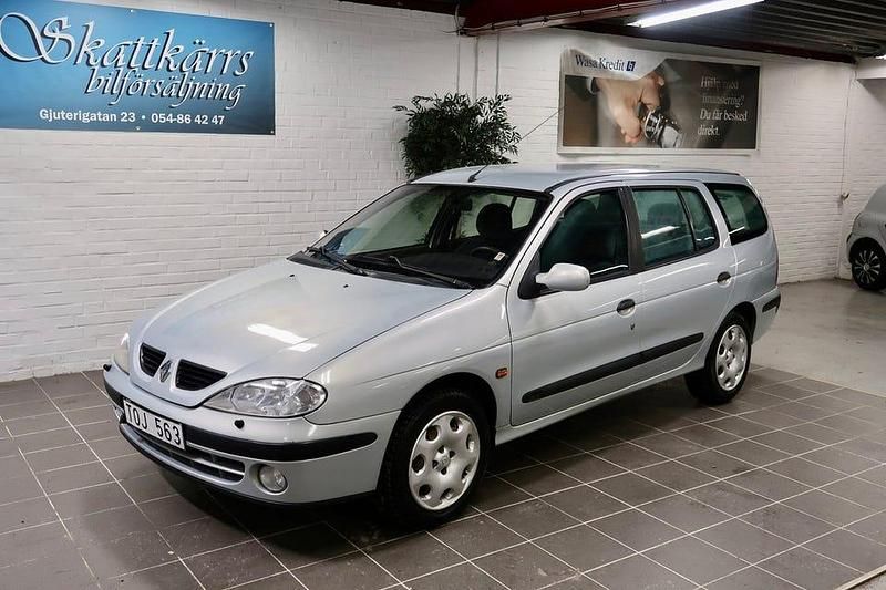 Grå Begagnad 2003 Renault Mégane II Authentique | 17 000 kr (Marknadspris) - Bild 1/4