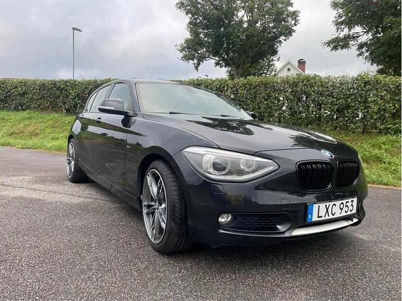 Svart Begagnad 2012 BMW 118 Urban Line Halvkombi | 89 000 kr - Bild 1/4