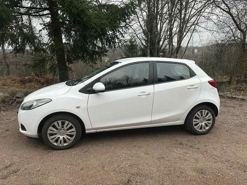 Vit Begagnad 2008 Mazda 2 Halvkombi | 25 000 kr (Marknadspris) - Bild 1/4