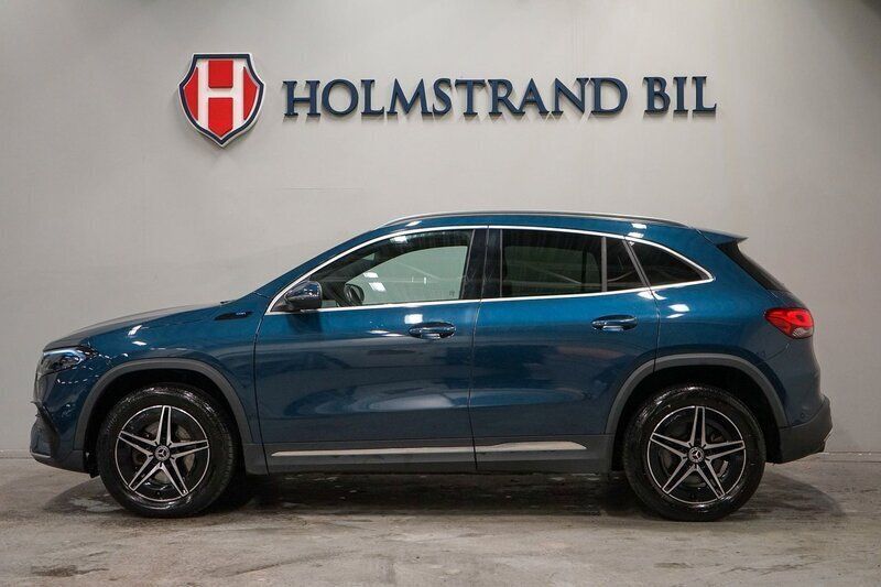 Blå Begagnad 2021 Mercedes EQA250 AMG line SUV | 359 900 kr (Marknadspris) - Bild 1/4