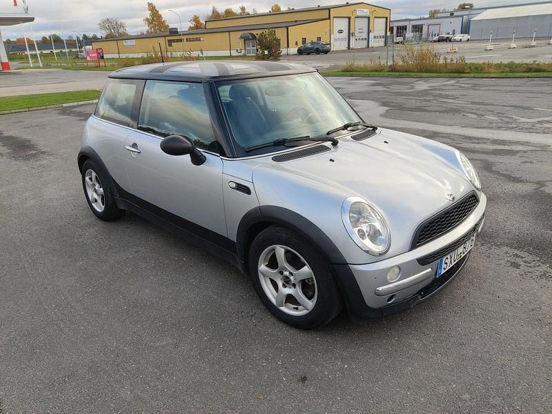 Grå Begagnad 2002 Mini Cooper Pepper Halvkombi | 19 500 kr (Marknadspris) - Bild 1/4