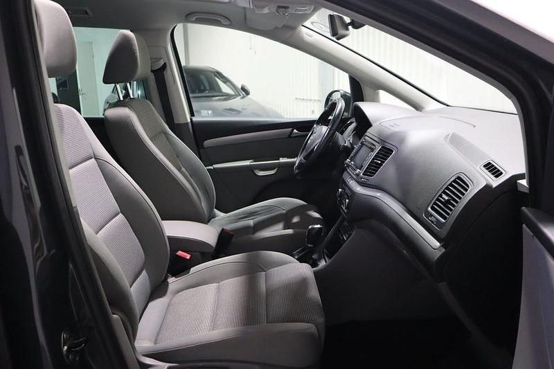 Begagnad VW Sharan 141 HK (103 kW) 2012 Ljusgrå Minibuss