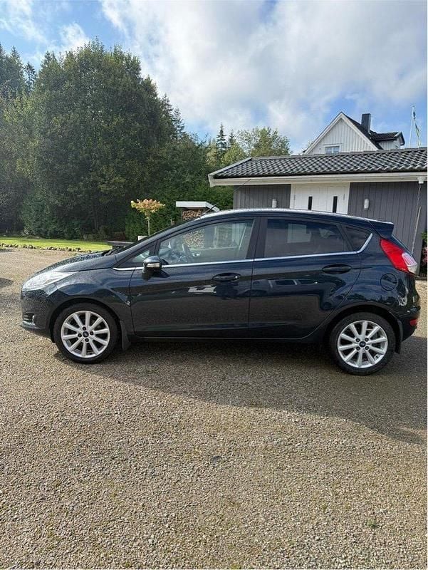 Grå Begagnad 2017 Ford Fiesta Titanium Halvkombi | 102 000 kr (Marknadspris) - Bild 1/4