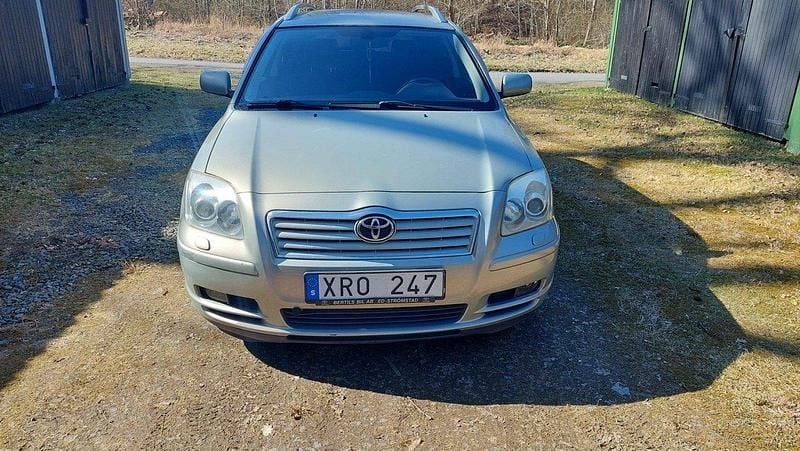 Grön Begagnad 2006 Toyota Avensis Kombi | 22 000 kr (Marknadspris) - Bild 1/4