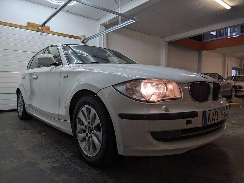 Begagnad BMW 118 Advantage 143 HK (105 kW) 2009 Vit Halvkombi