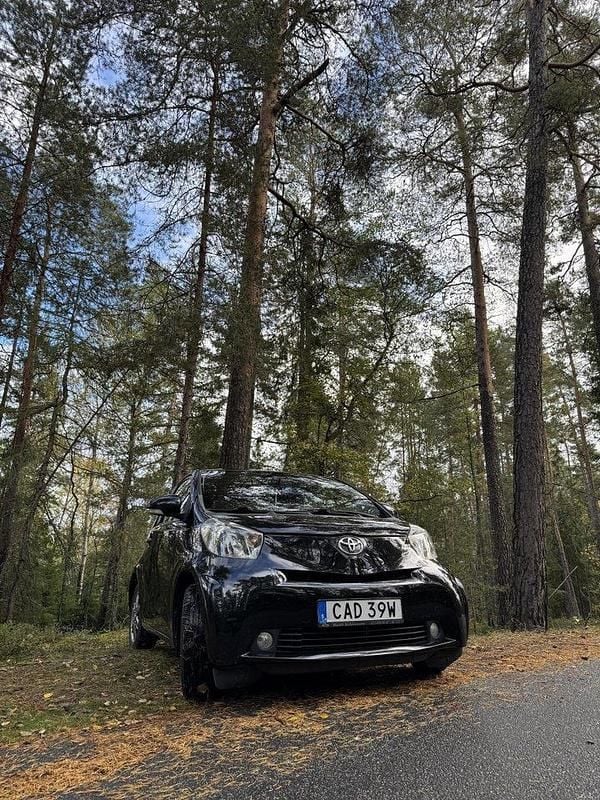 Svart Begagnad 2009 Toyota iQ Halvkombi | 41 000 kr (Superpris) - Bild 1/4