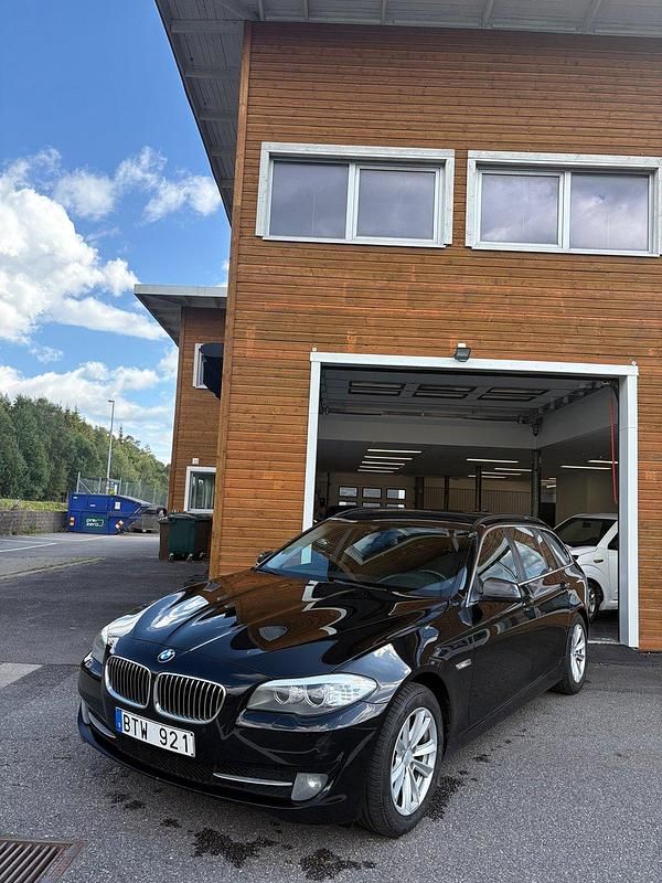 Svart Begagnad 2012 BMW 520 Kombi | 79 900 kr (Superpris) - Bild 1/4