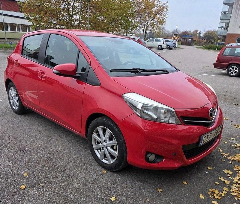 Röd Begagnad 2012 Toyota Yaris Active Halvkombi | 75 000 kr (Marknadspris) - Bild 1/4