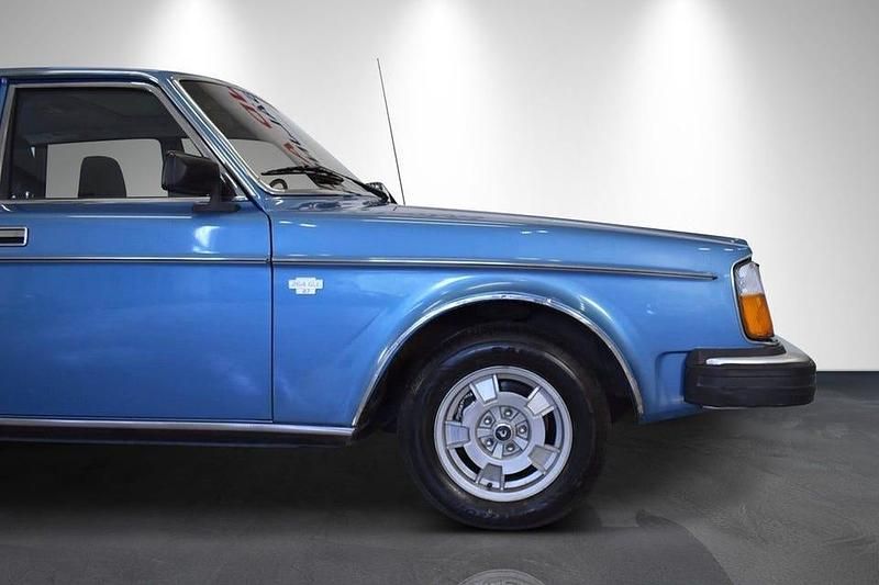 Begagnad Volvo 260 140 HK (102 kW) 1977 Mörkblå Sedan