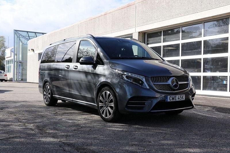 Grå Begagnad 2021 Mercedes V300 Avantgarde Minibuss | 609 900 kr (Lite dyr) - Bild 1/4