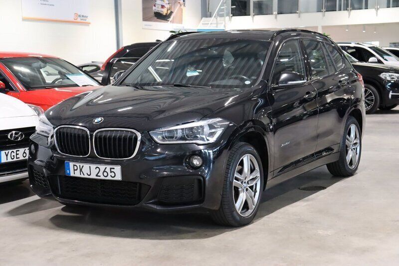 Svart Begagnad 2017 BMW X1 M Sport SUV | 174 900 kr (Marknadspris) - Bild 1/4