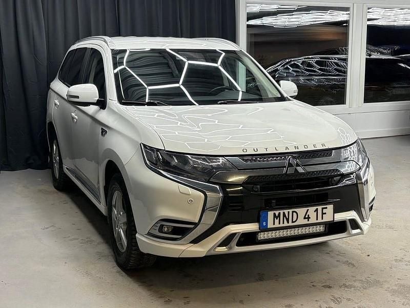 Begagnad Mitsubishi Outlander Edition 224 HK (164 kW) 2020 Vit SUV