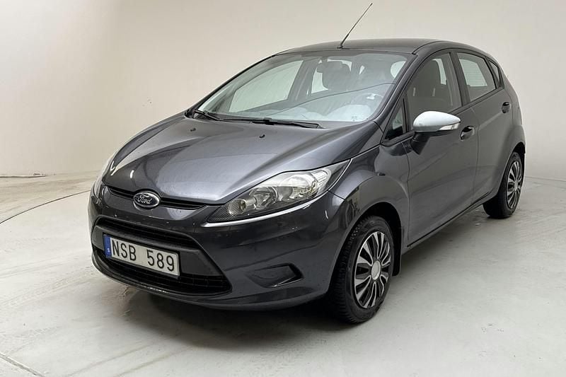 Grå Begagnad 2010 Ford Fiesta Trend | 42 000 kr - Bild 1/4