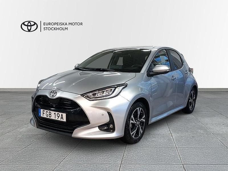 Silver Begagnad 2024 Toyota Yaris Hybrid Active Halvkombi | 239 900 kr (Marknadspris) - Bild 1/4