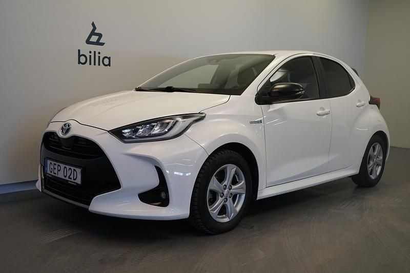Begagnad Toyota Yaris Hybrid Style 117 HK (86 kW) 2020 Vit Halvkombi